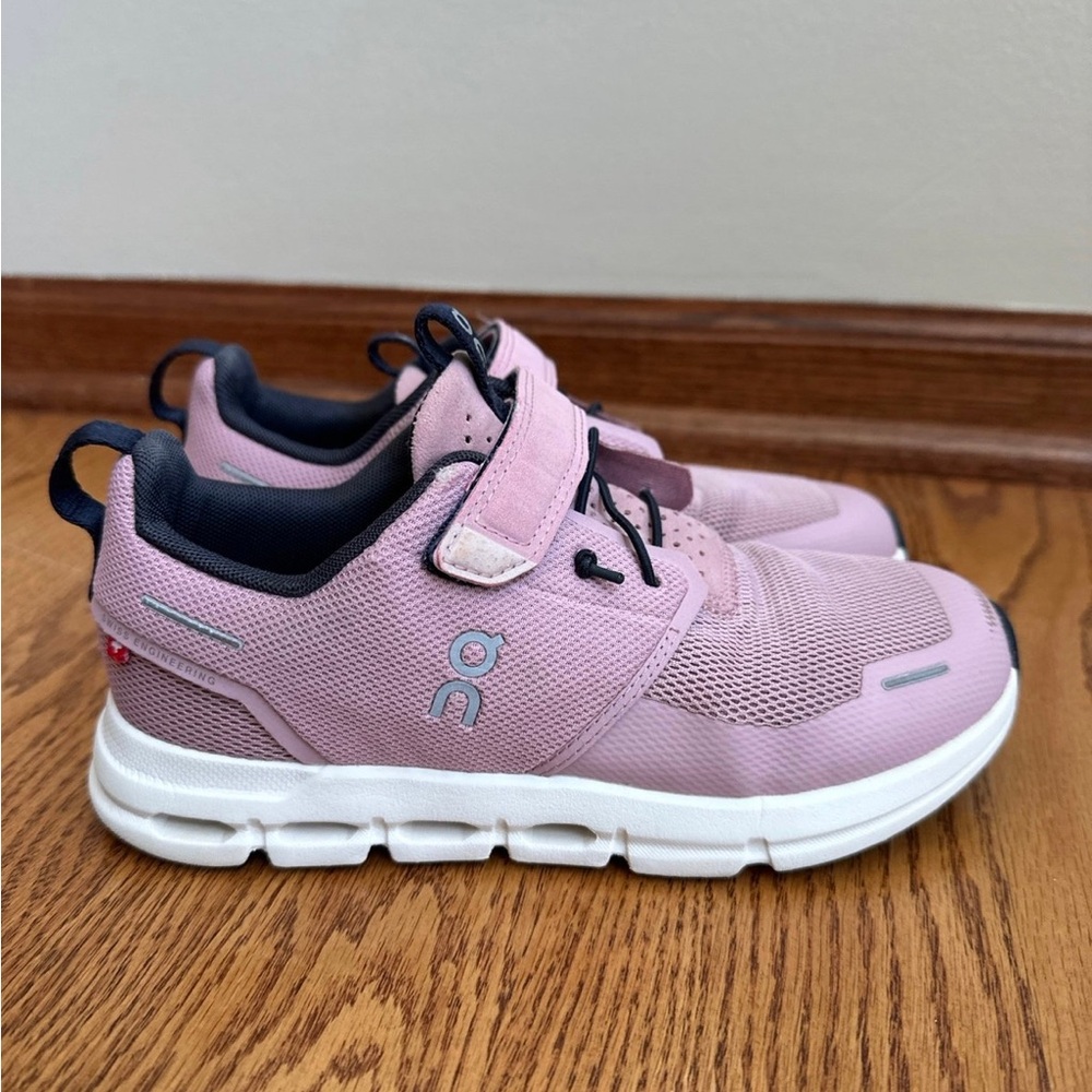 On Cloud Play Shoes Girls Size 2